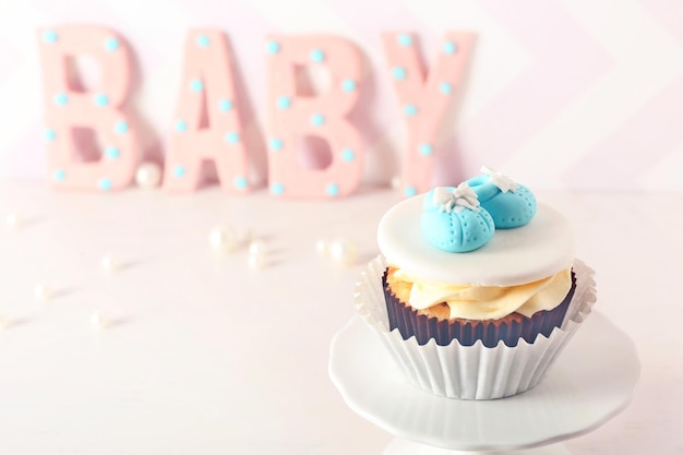 Word Baby met cupcake op lichte achtergrond