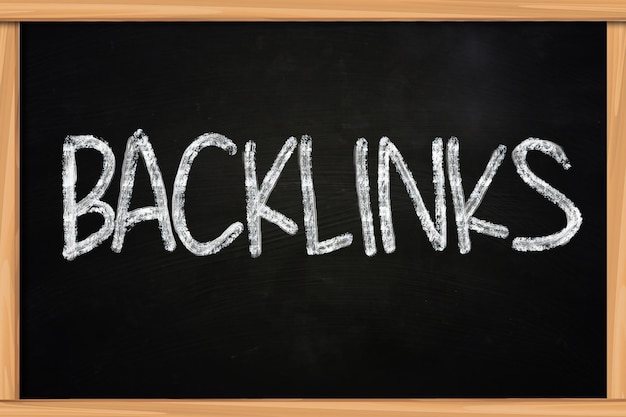 Foto la parola backlink scritta con il gesso sulla lavagna