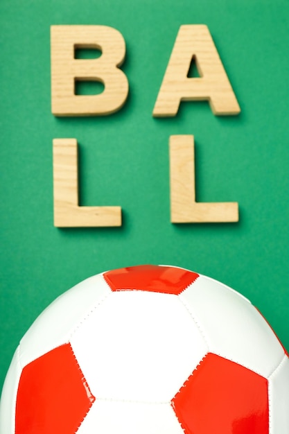 Word bal en voetbal bal op groene achtergrond