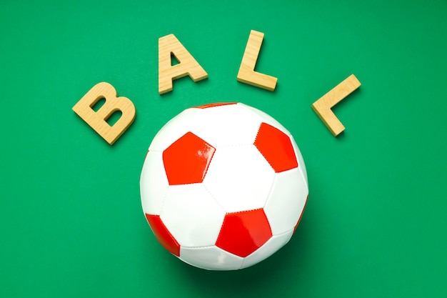 緑の背景に単語ボールとサッカー ボール