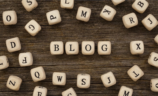 Word BLOG geschreven op houtblok