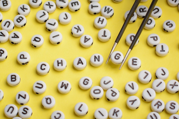 Word CHANGE gemaakt van witte plastic blokken met veel letters rond