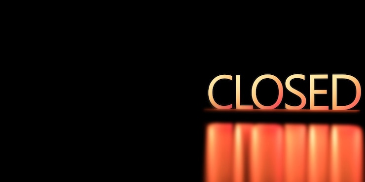 Photo the word closed in orange vibrant color on a black background with copy space3d render