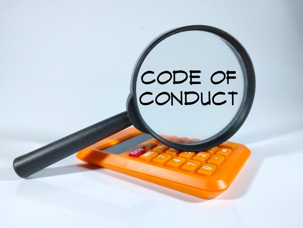 흰색 배경에 계산기가 있는 돋보기가 있는 Word CODE OF CONDUCT비즈니스 개념