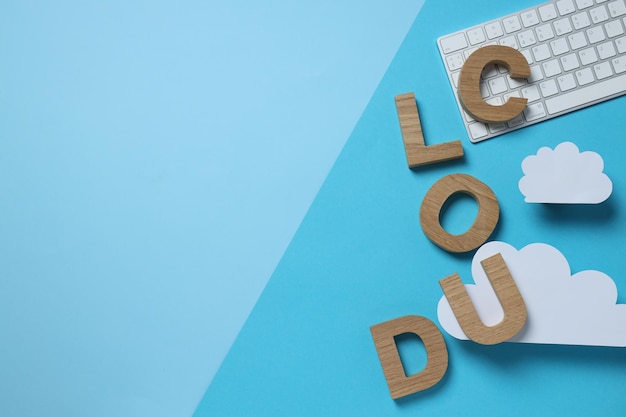 Photo the word coloud in wooden letters on a blue background