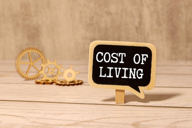 コスト・オブ・リビング (COST OF LIVING) という言葉は拡大鏡を通して貼り付けられたものです