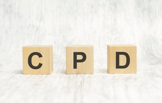 La parola cpd organizzata da lettere di legno