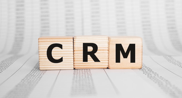 Фото Слово crm из деревянных строительных блоков, бизнес-концепция.