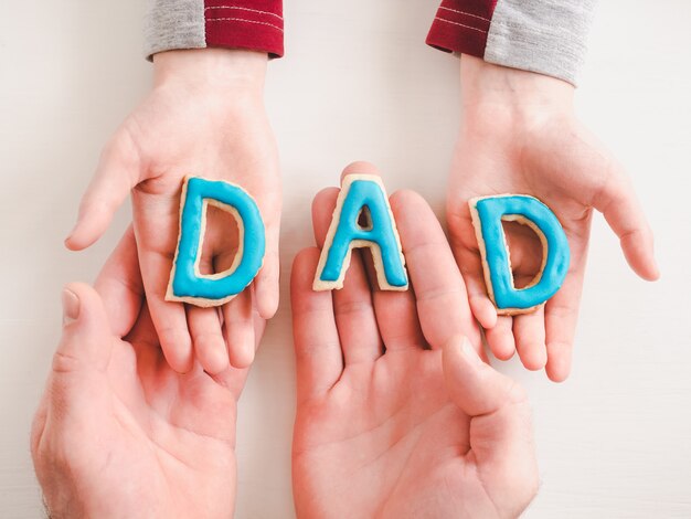 Word dad gemaakt van geglazuurde cookies. detailopname