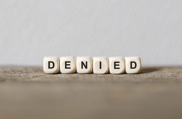 Foto word denied gemaakt met houten bouwstenen,