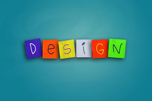 Слово "Дизайн", написанное на липкой цветной бумаге.