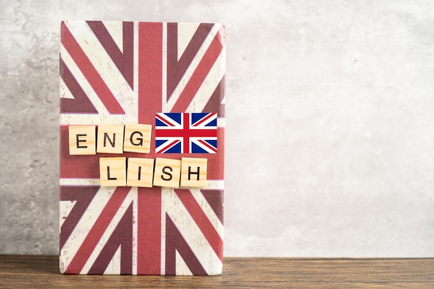 イギリスの旗を掲げた本で英語を学ぶ英語コースのコンセプト