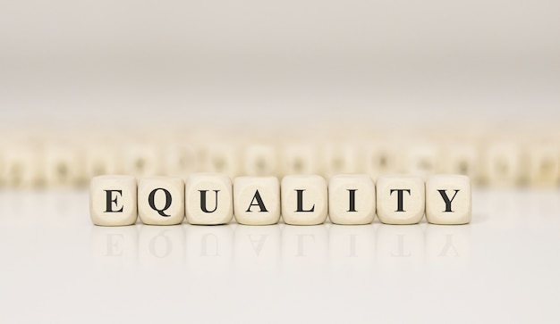Foto parola uguaglianza realizzata con blocchi di legno