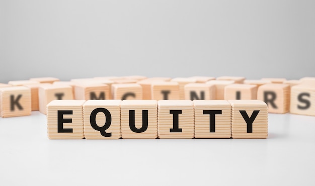 Word equity gemaakt met houten bouwstenen