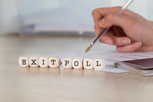 写真 word exit poll は木製の文字で構成されます。クローズアップ