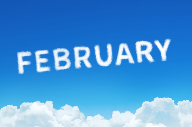 Слово февраль из пара облаков на фоне голубого неба.