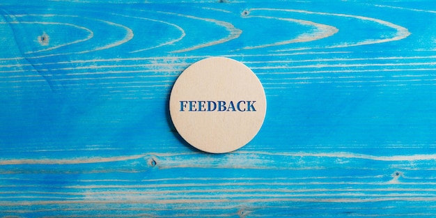 Word Feedback gesneden in een houten snijcirkel