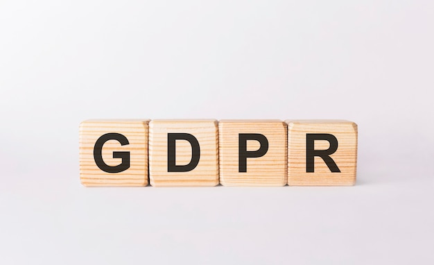 Word GDPR gemaakt van houten blokken op witte achtergrond