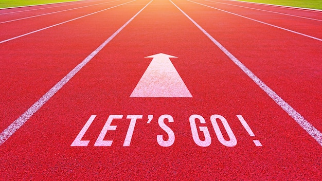 Foto word go scritto su una pista di atletica per strategie di pianificazione aziendale e sfide o