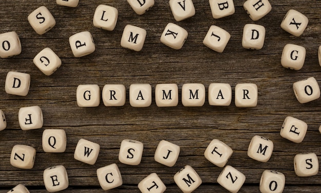 Word GRAMMAR geschreven op houtblok