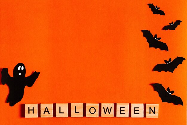 Word Halloween gemaakt van houten blokken met letters