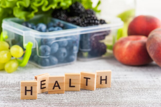 Photo word health and berries in lunch box