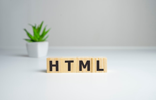 白の木製の立方体の単語のHTML