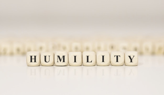 Word humility gemaakt met houten bouwstenen