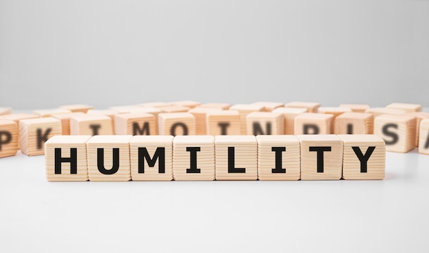 나무 빌딩 블록으로 만든 단어 HUMILITY