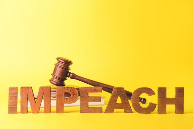 사진 단어 impeach, 판사 망치, 돈 및 책 색상