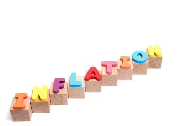 Слово инфляция выложено разноцветными буквами на белом фоне