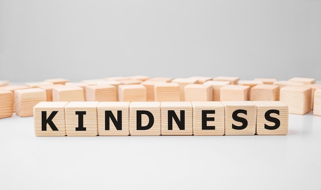 Word KINDNESS gemaakt met houten bouwstenen