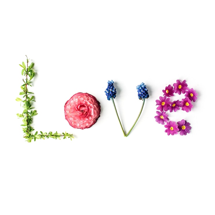 Photo word love made of flowers
