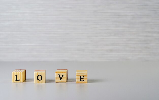 Esprima l'amore fatto delle lettere sui cubi di legno