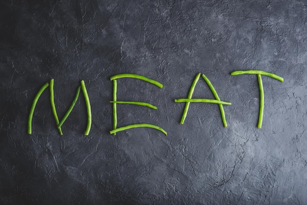 Слово "мясо" написано зелеными бобами