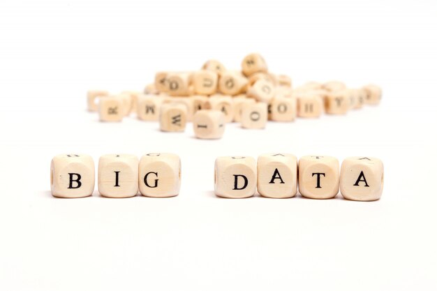 Word met dobbelstenen op witte achtergrond-big data