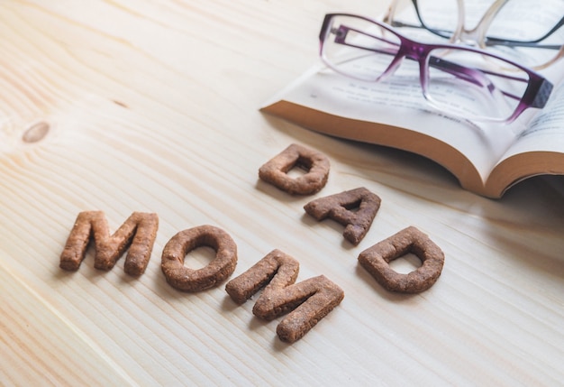 Word papa en mam koekje over de houten tafel