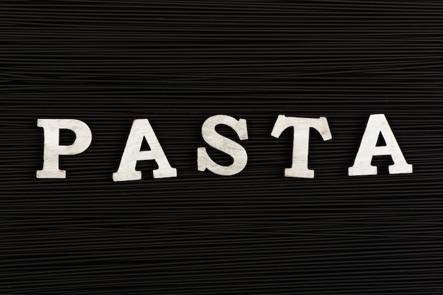 Word Pasta geïsoleerd op zwart