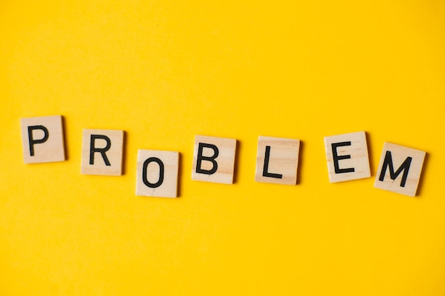Word probleem op een gele achtergrond Het concept van moeilijkheden
