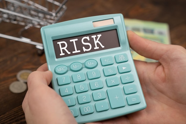 Photo the word risk on the calculator closeup the concept of business risk economic crisis