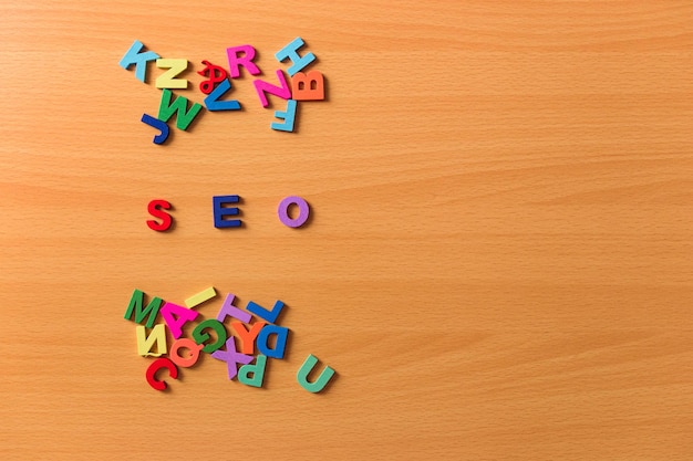 Photo the word seo in colored letters on a wooden background