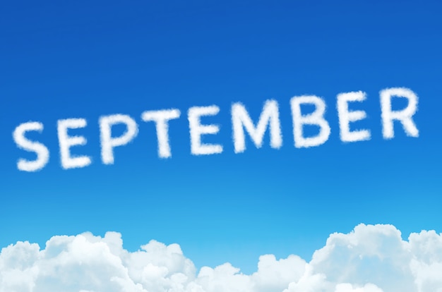 Word September gemaakt van wolken stoom op blauwe hemel