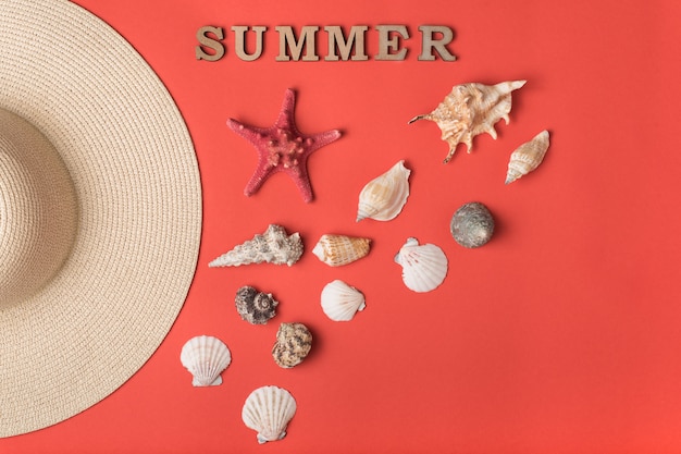사진 나무 편지, 조개 및 모자에서 단어 여름