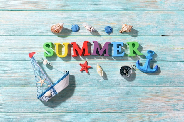 Photo word summer on wooden background