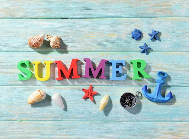 Photo word summer on wooden background