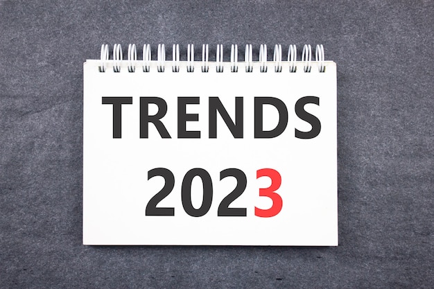 노트북의 단어 TRENDS 2023 트렌드 조사 연구 소비자 요청 고객 2023년 비즈니스 목표 계획