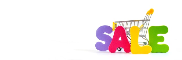 Word verkoop geschreven in heldere kleurrijke letters en winkelwagen geïsoleerd op een witte achtergrond. banier.