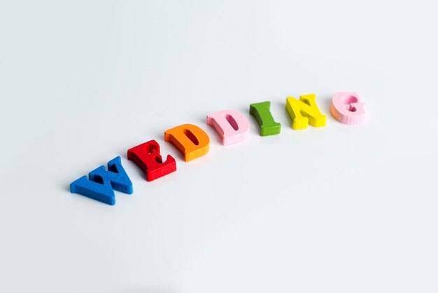 Photo the word wedding on a white background