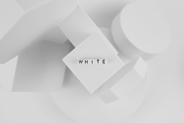 Word white op witte platforms zwart-wit