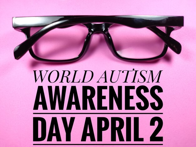 Word WORLD AUTISME AWARENESS DAY 2 APRIL op roze achtergrond met stethoscoop